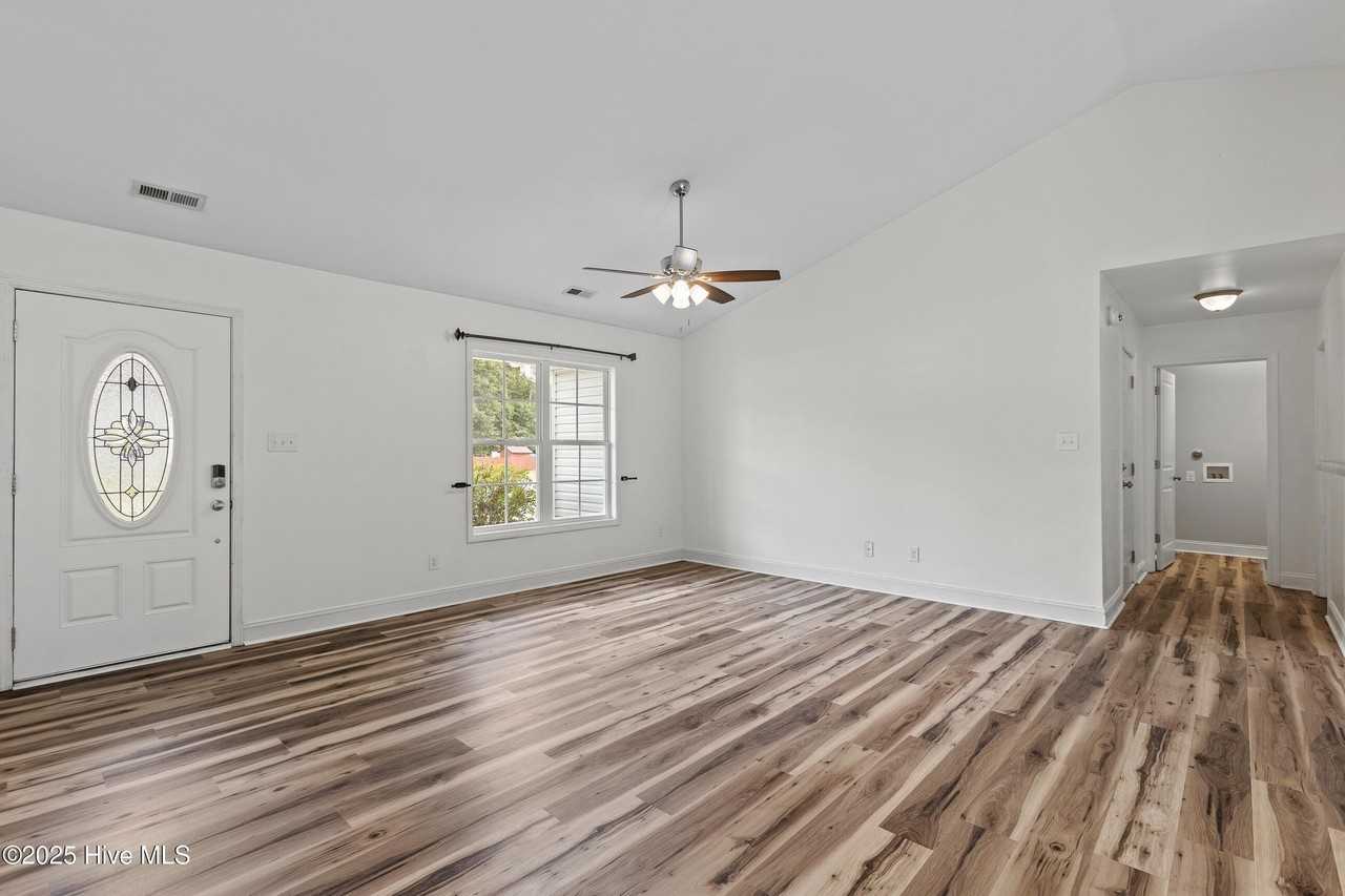 216 Jasmine Ln - Photo 6 of 26