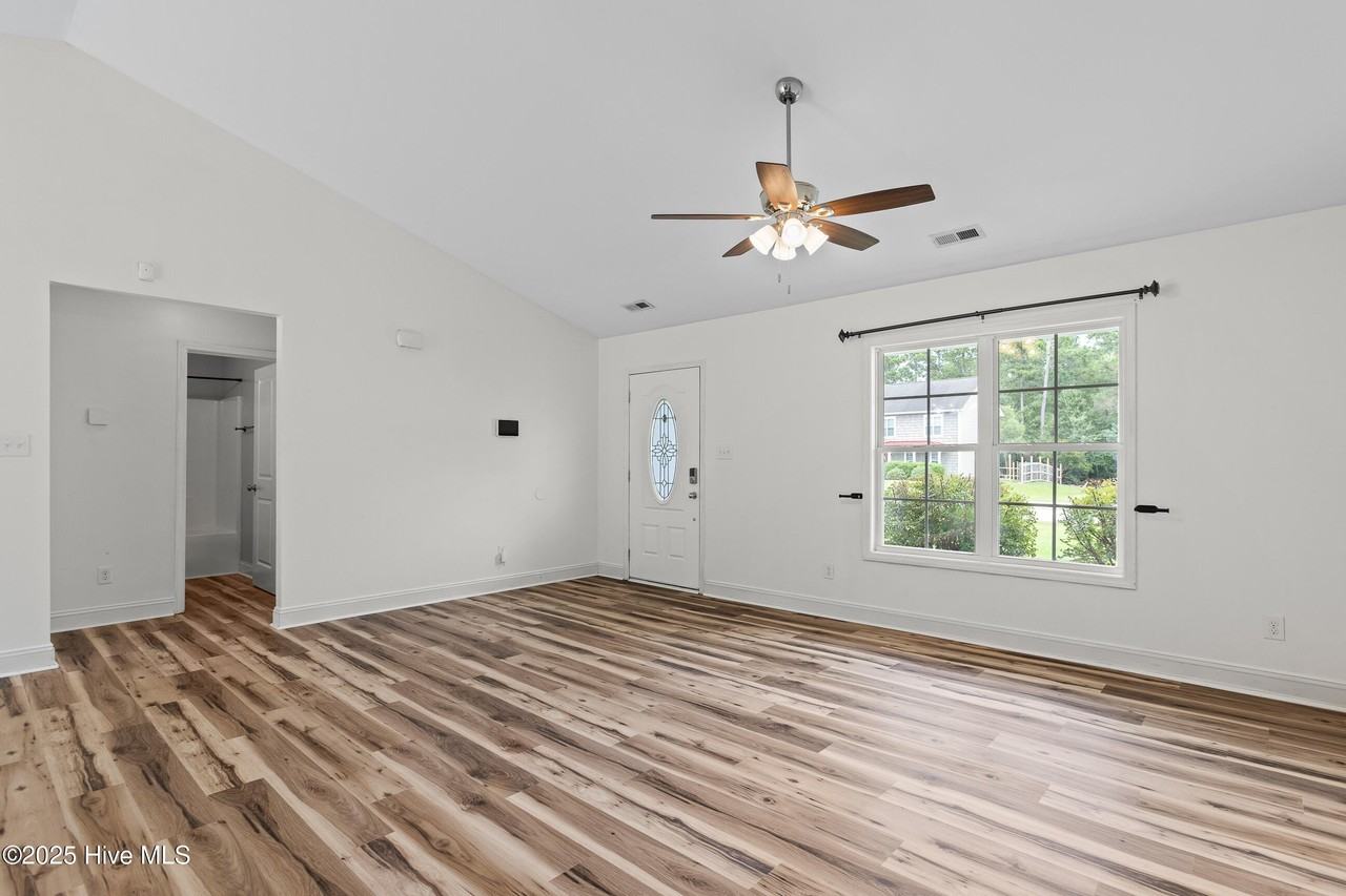 216 Jasmine Ln - Photo 7 of 26
