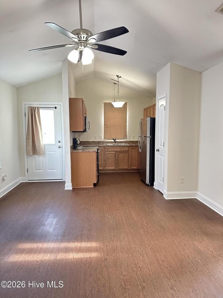 724 Kidder St - Photo 3 of 11