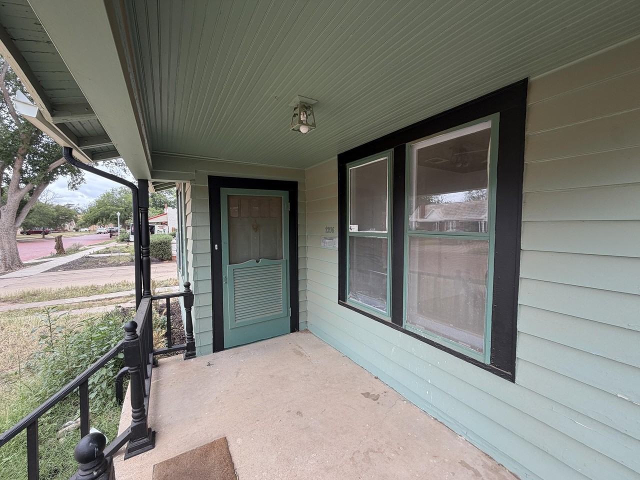 2206 16th St - Photo 2 of 27