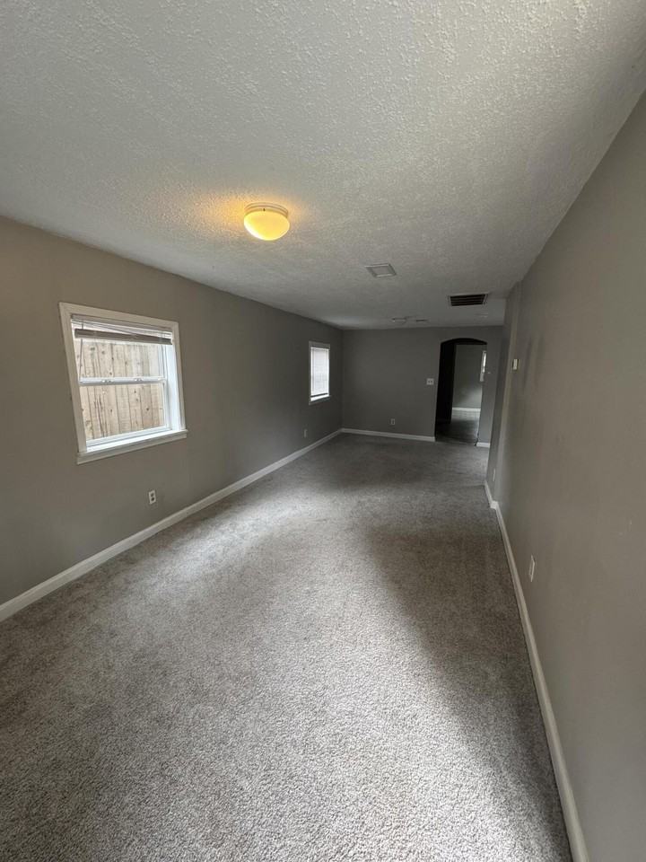 605 Harry St - Photo 4 of 25