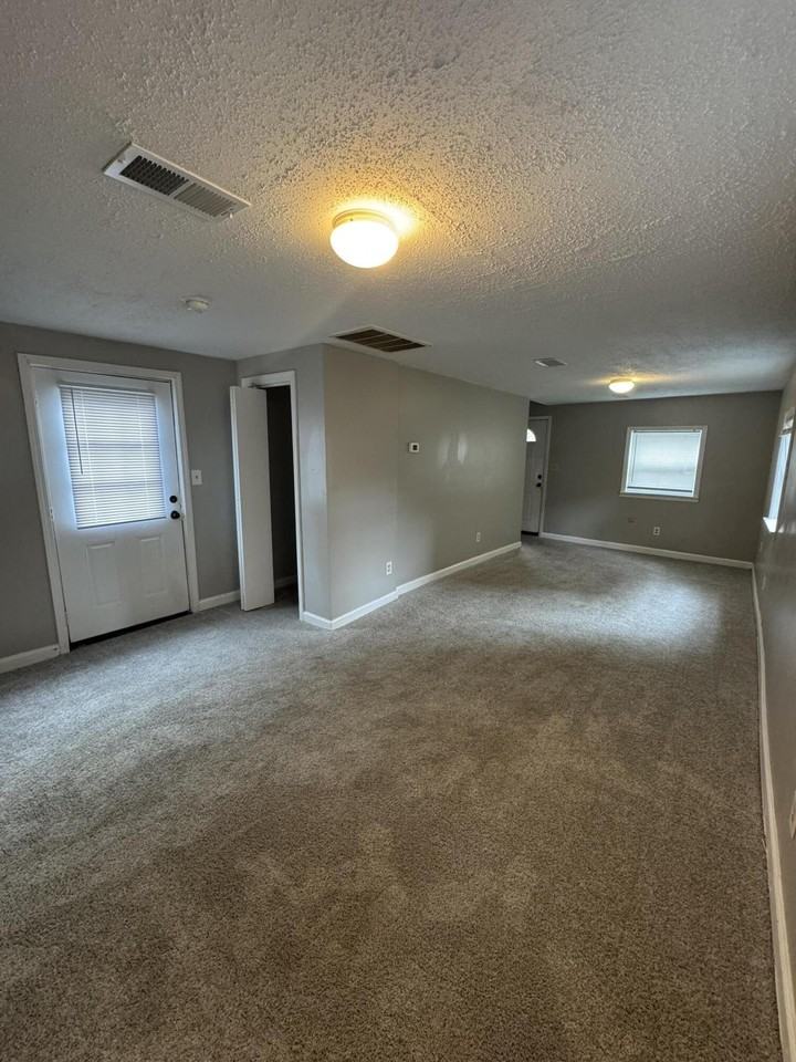 605 Harry St - Photo 5 of 25