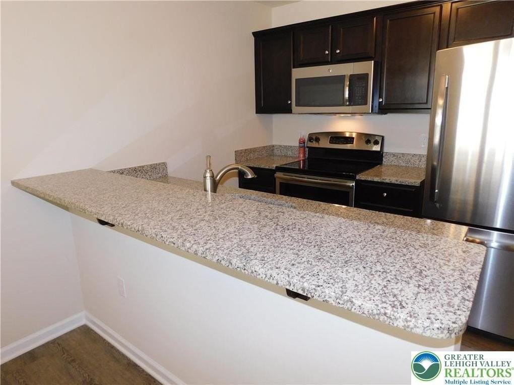 639 Linden St - Photo 3 of 17