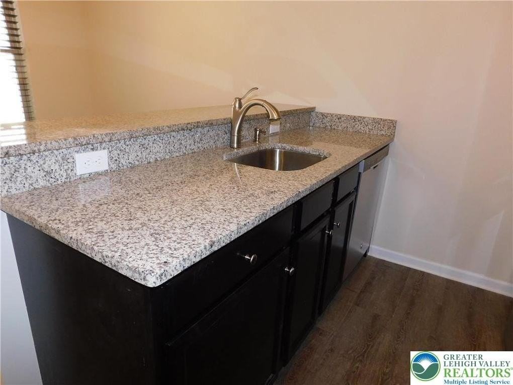639 Linden St - Photo 4 of 17