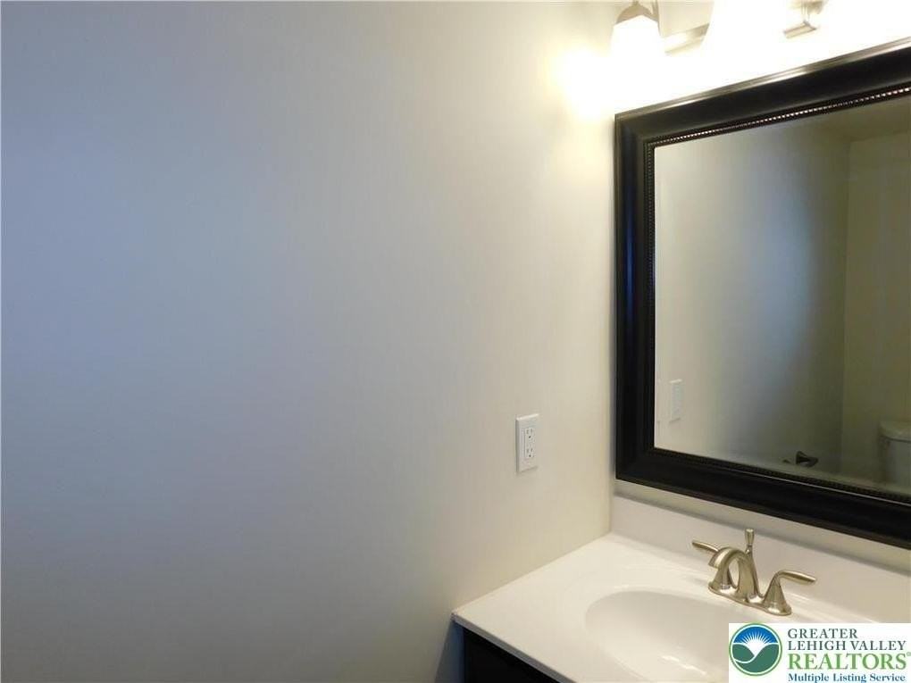 639 Linden St - Photo 5 of 17