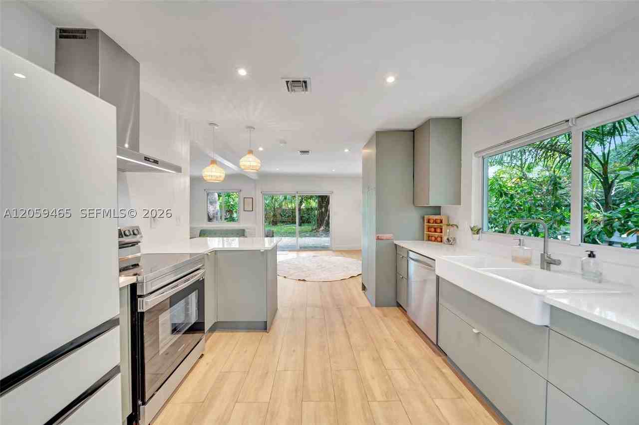 14995 Ne 9th Ave - Photo 3 of 34