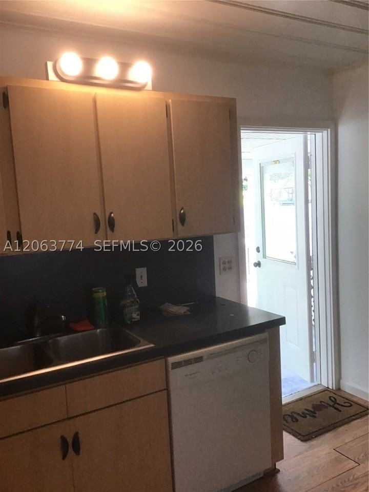 429 49th St - Photo 3 of 34