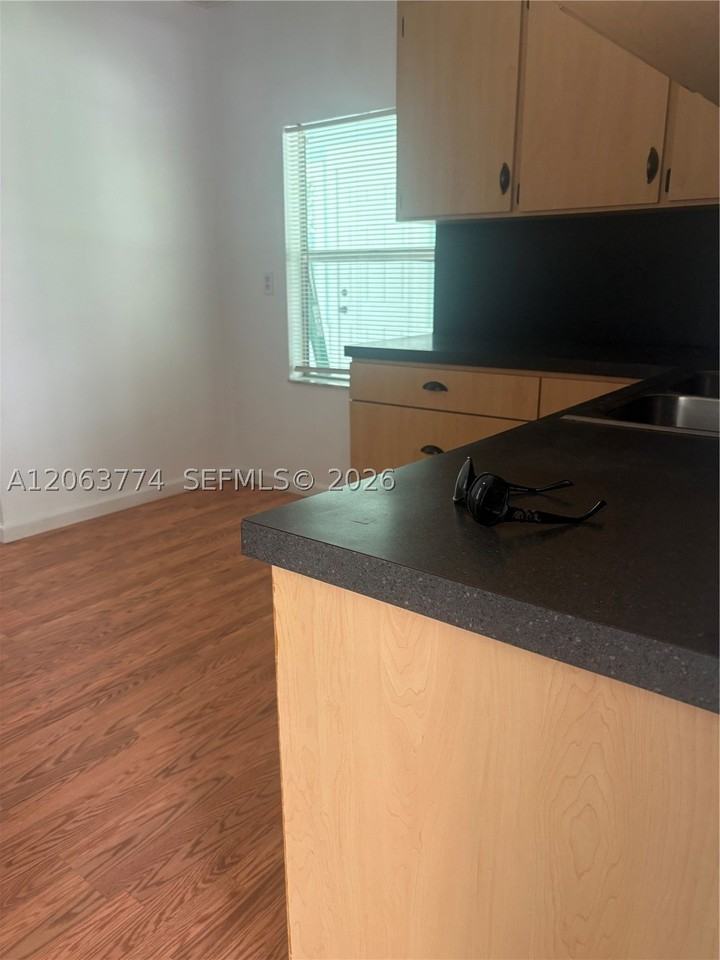 429 49th St - Photo 4 of 34