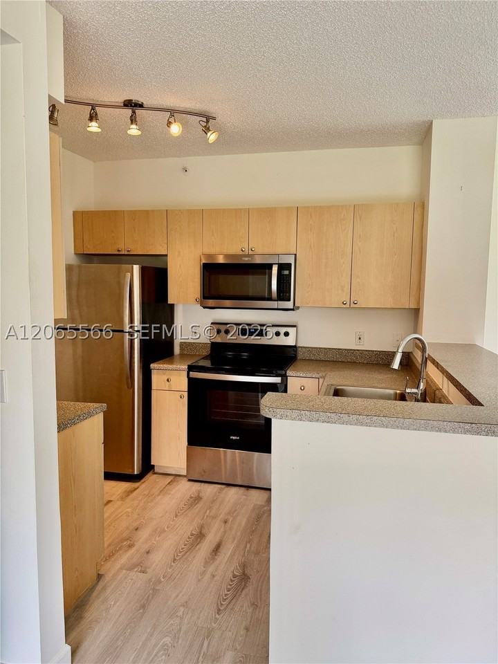 8010 N Nob Hill Rd #102 - Photo 5 of 23