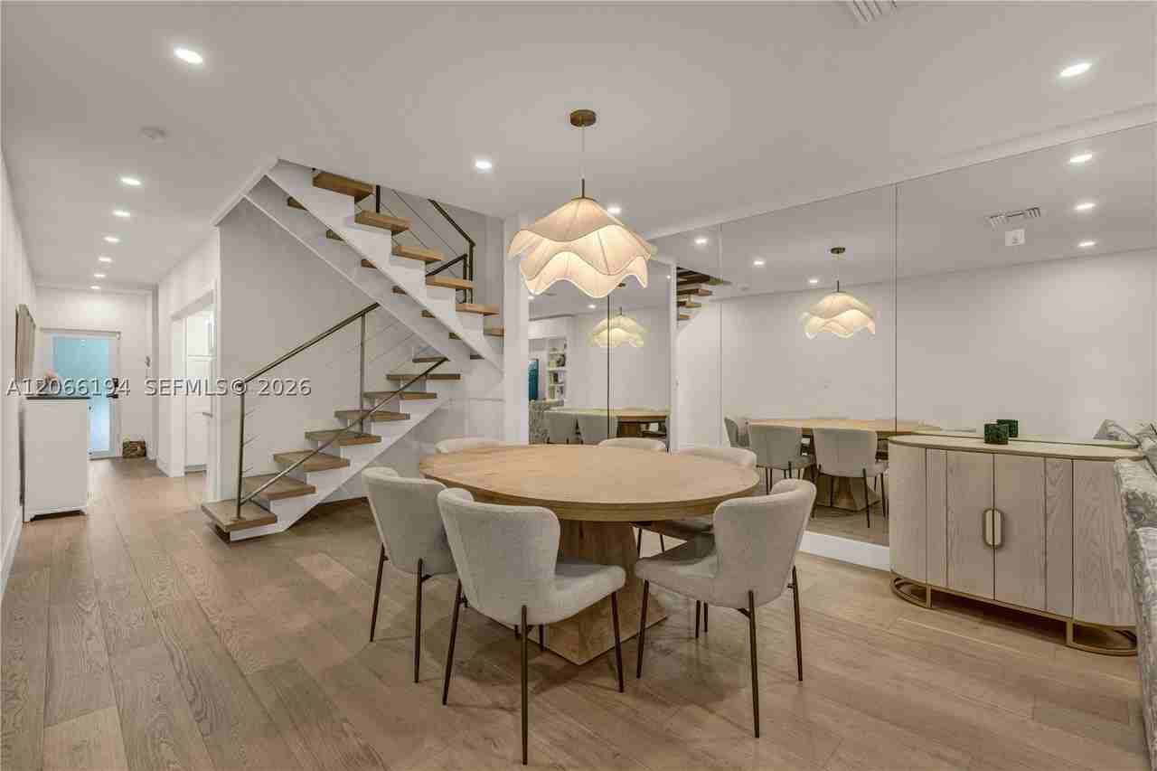 6011 N Bayshore Dr #10 - Photo 2 of 18