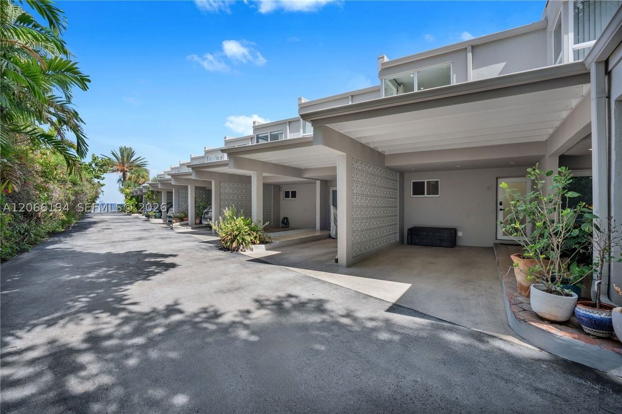 6011 N Bayshore Dr #10 - Photo 3 of 18