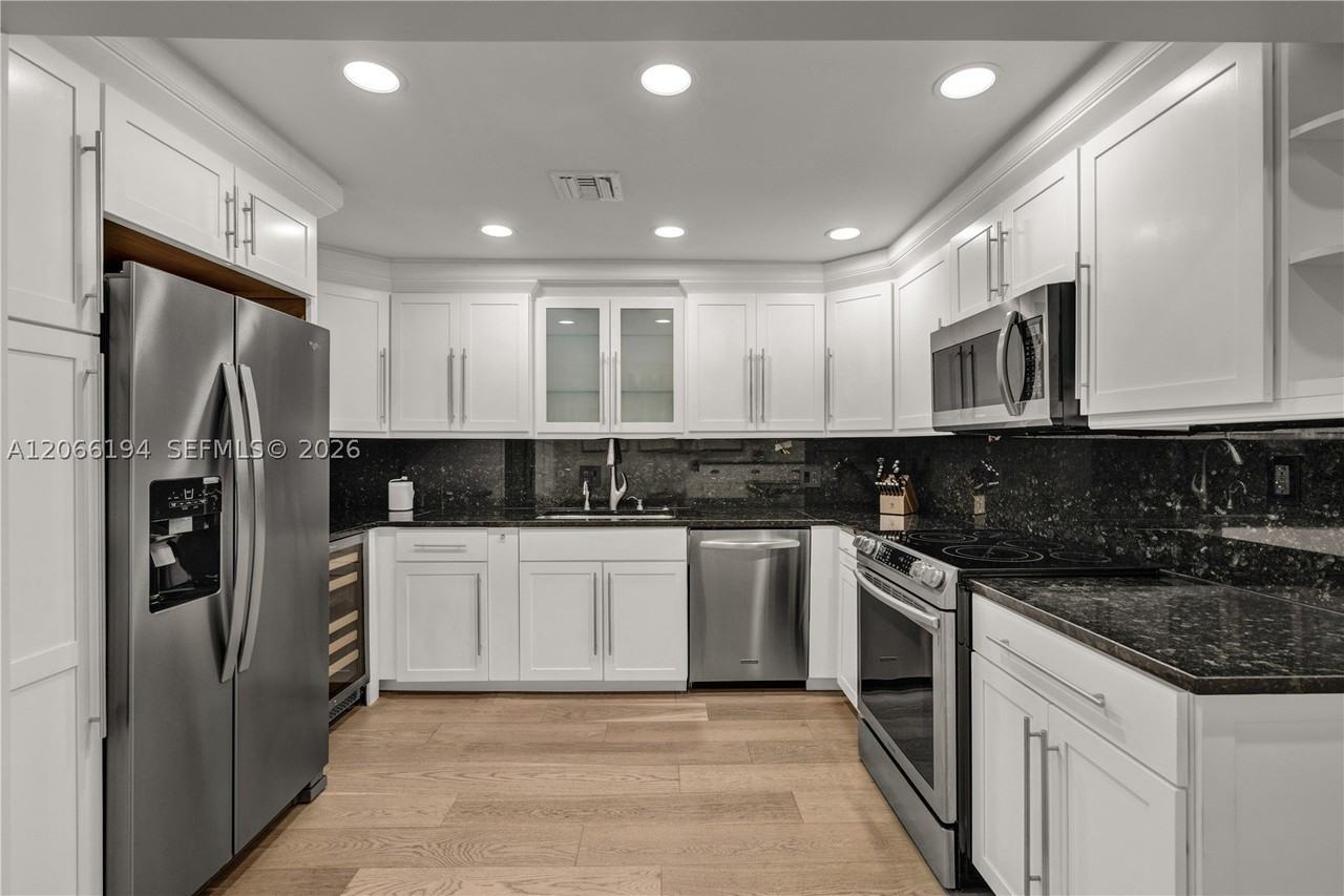 6011 N Bayshore Dr #10 - Photo 4 of 18