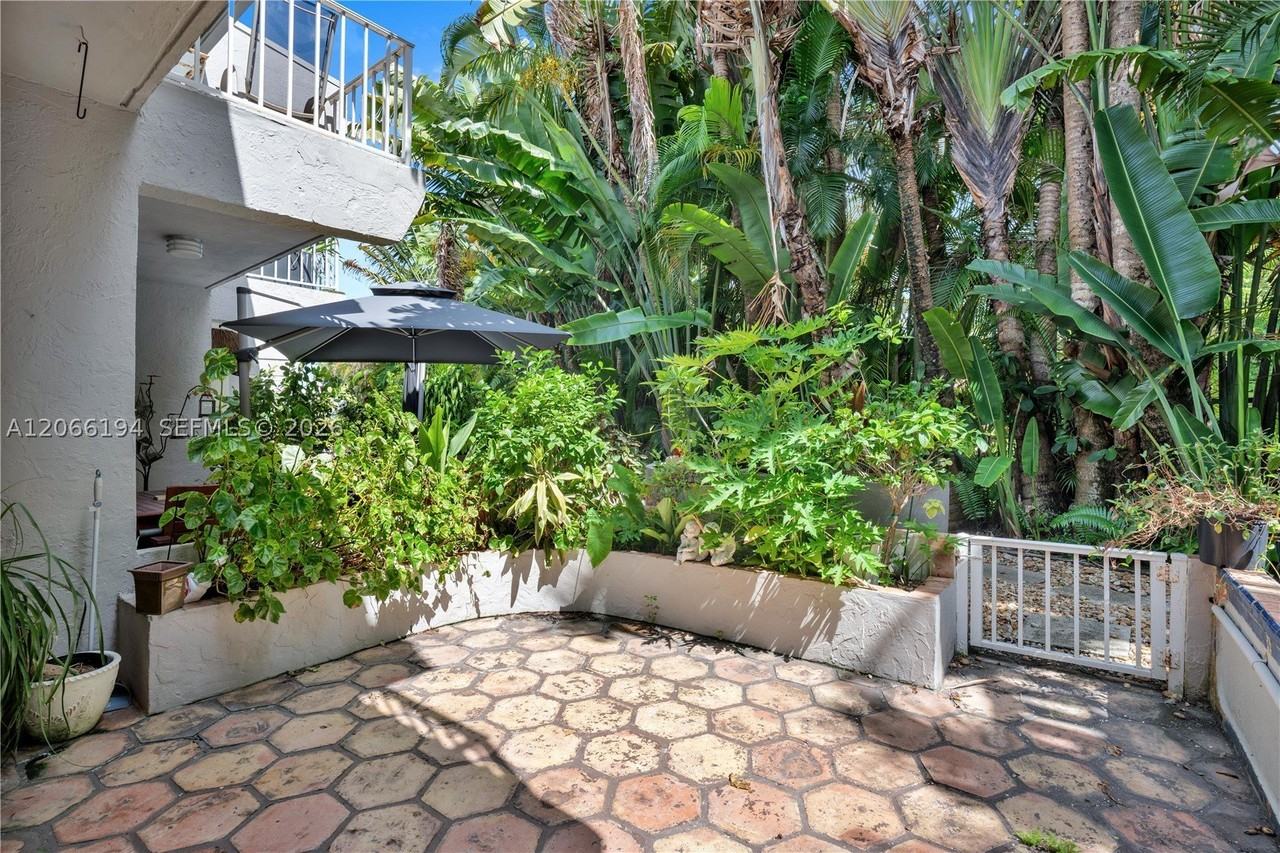 6011 N Bayshore Dr #10 - Photo 6 of 18