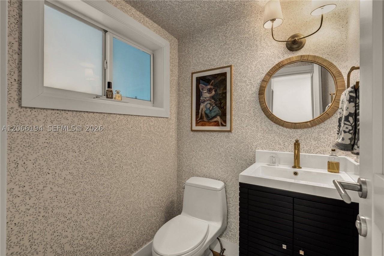 6011 N Bayshore Dr #10 - Photo 7 of 18