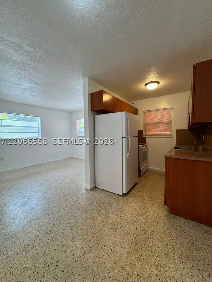 735 W 15th St #4 - Photo 2 of 10