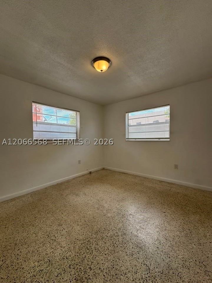 735 W 15th St #4 - Photo 4 of 10