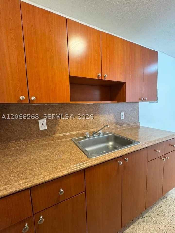735 W 15th St #4 - Photo 7 of 10