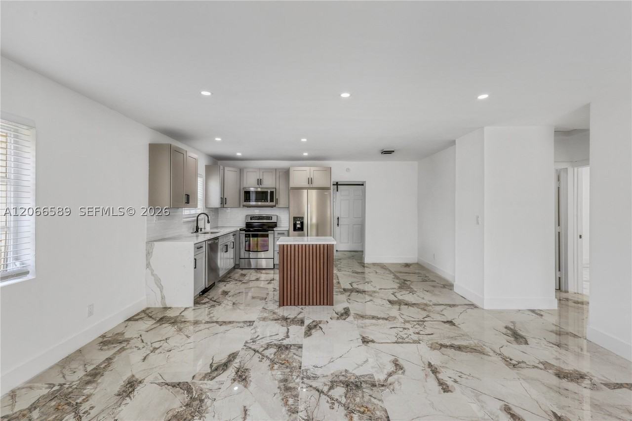 809 Sw 17th St #1 - Photo 2 of 31