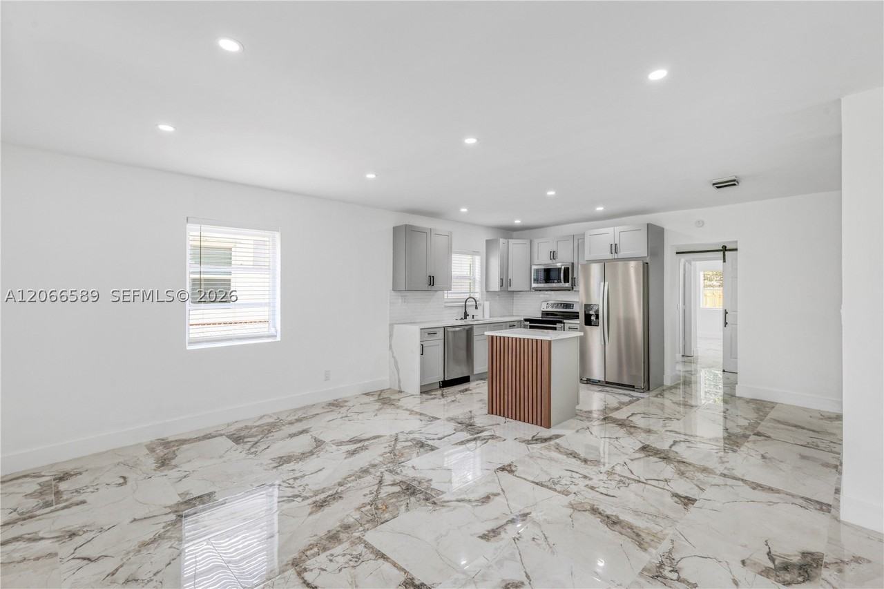 809 Sw 17th St #1 - Photo 4 of 31