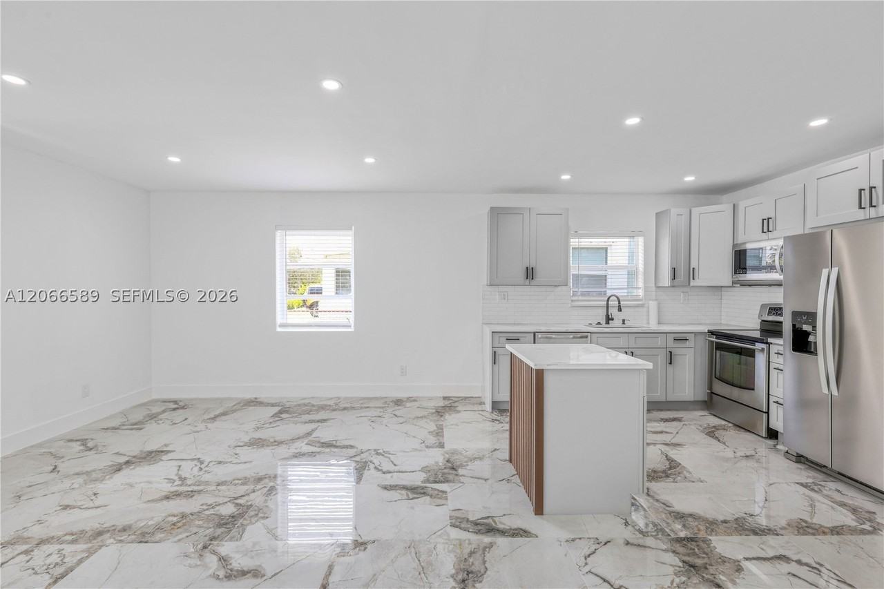 809 Sw 17th St #1 - Photo 5 of 31
