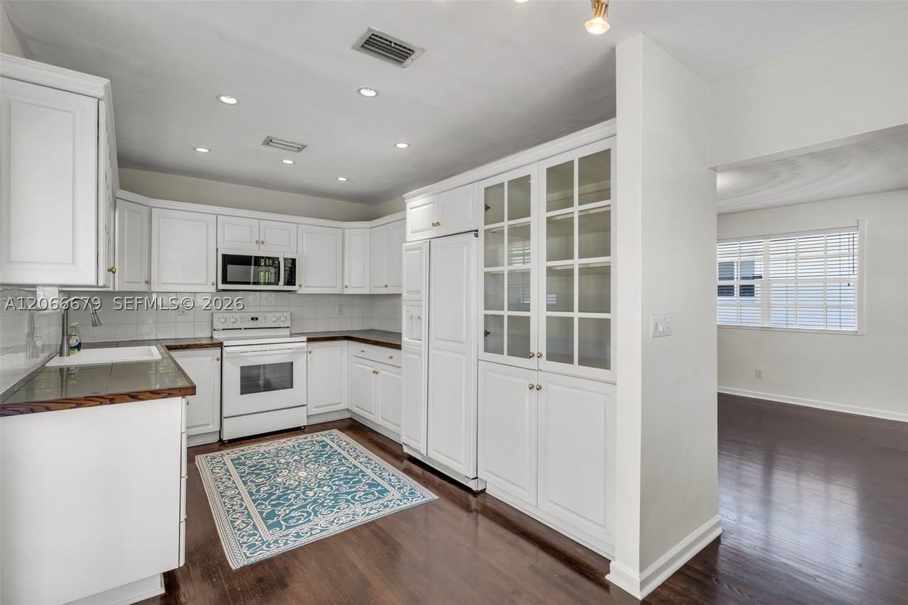 3640 Sw 25th St #1 - Photo 4 of 18