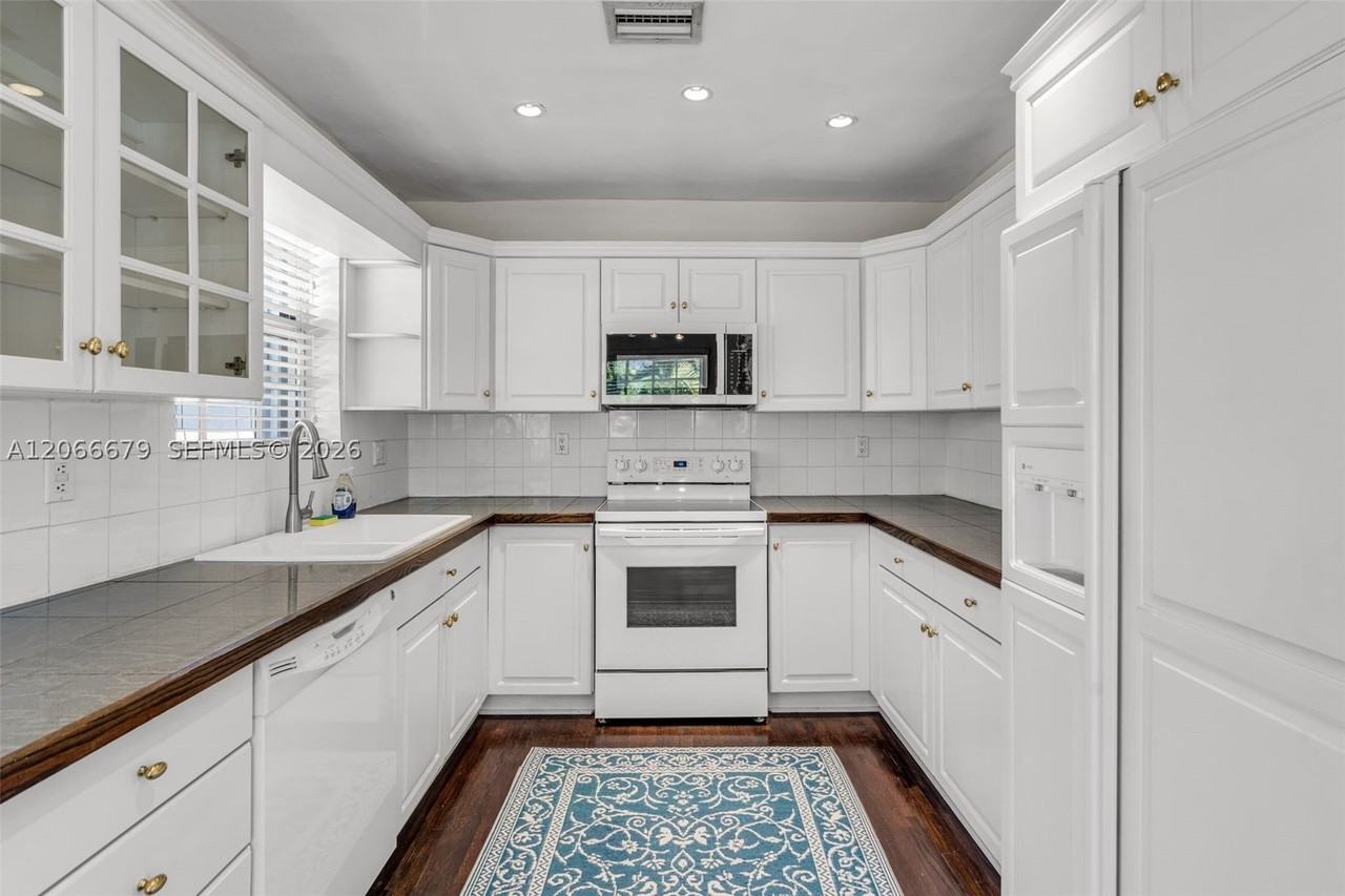 3640 Sw 25th St #1 - Photo 5 of 18