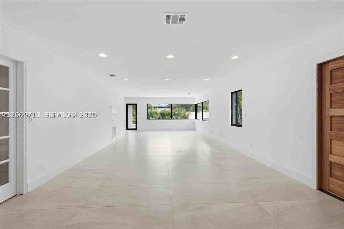 1215 Ne 110th St - Photo 4 of 26