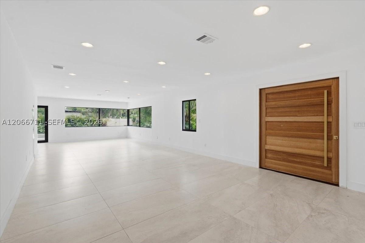 1215 Ne 110th St - Photo 5 of 26