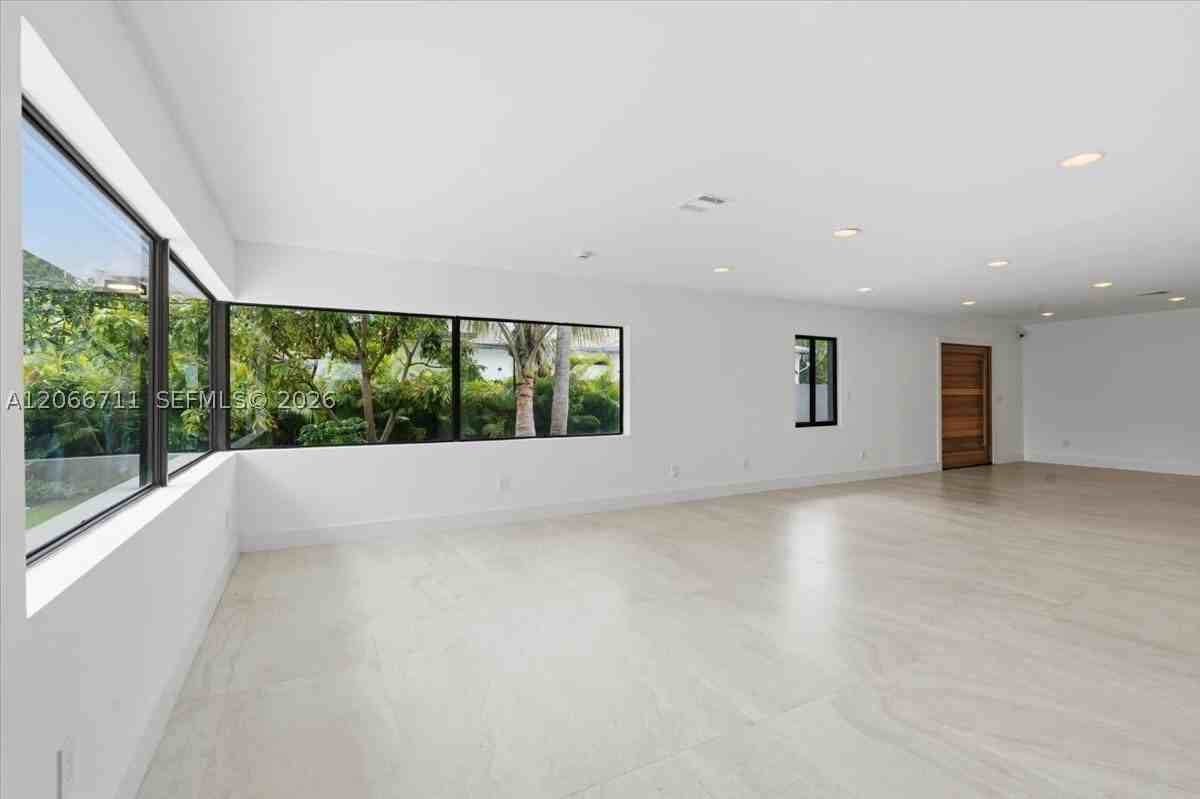 1215 Ne 110th St - Photo 6 of 26