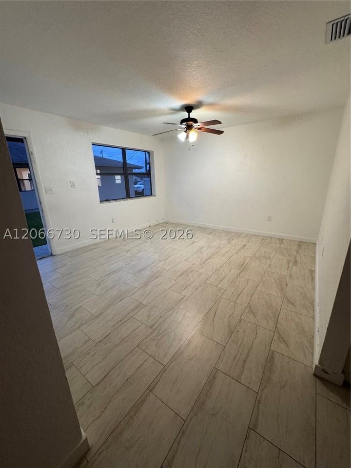2124 Thomas St #2126 - Photo 3 of 16