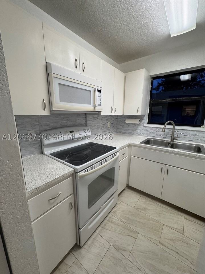 2124 Thomas St #2126 - Photo 4 of 16