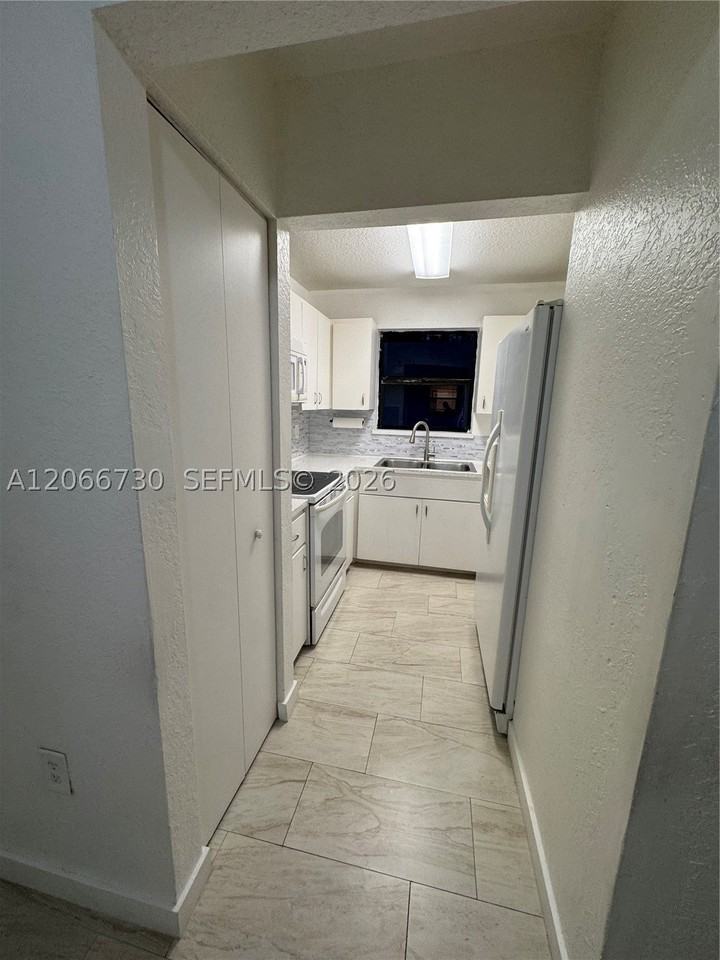 2124 Thomas St #2126 - Photo 6 of 16