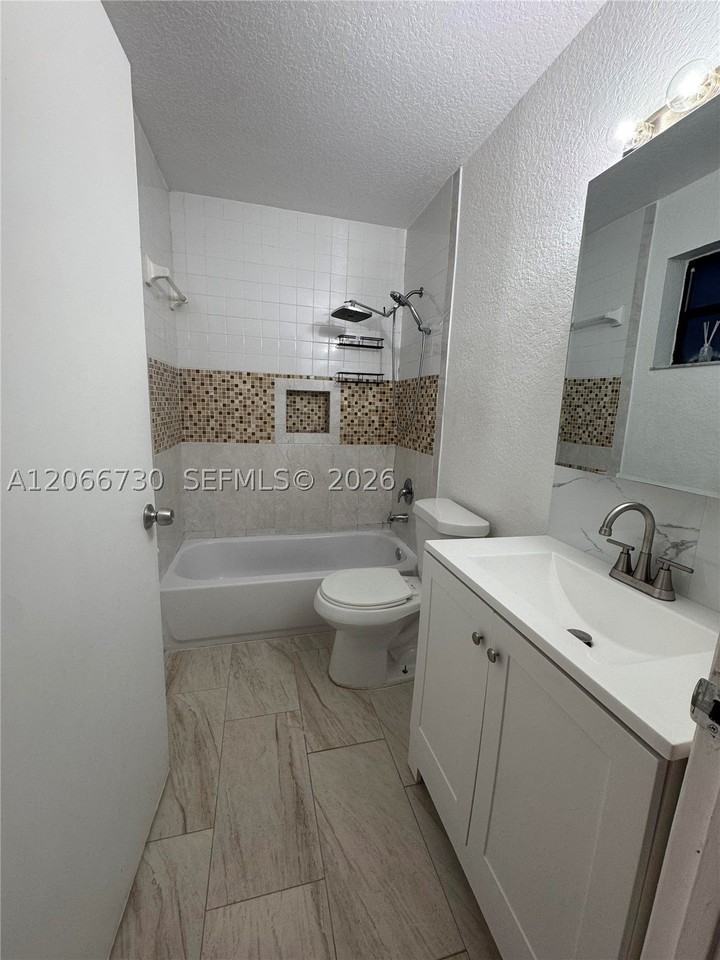 2124 Thomas St #2126 - Photo 7 of 16