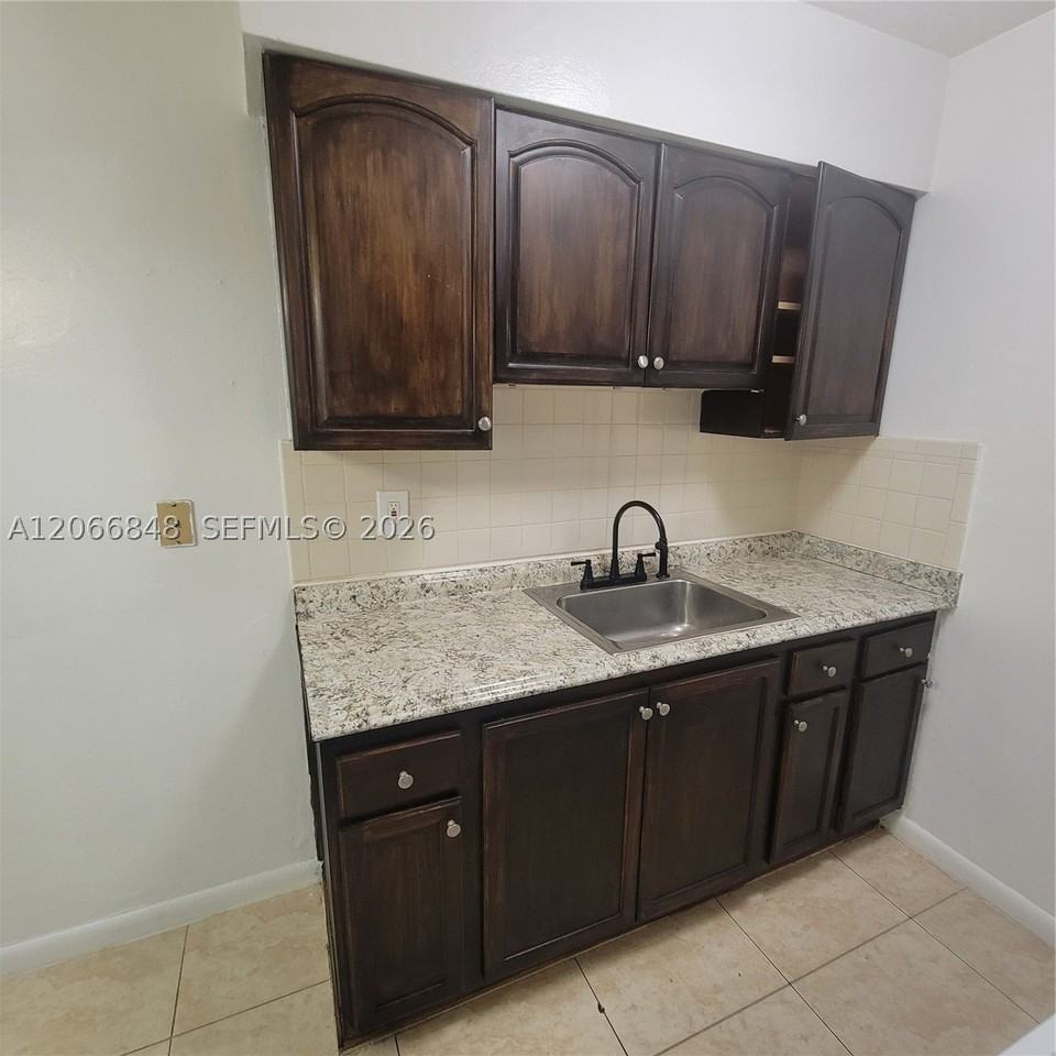 1708 N 16th Ave #3 - Photo 2 of 24