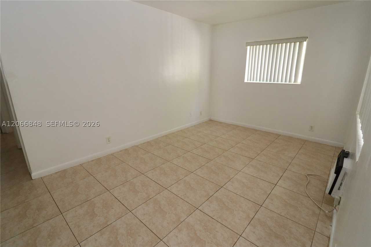 1708 N 16th Ave #3 - Photo 6 of 24