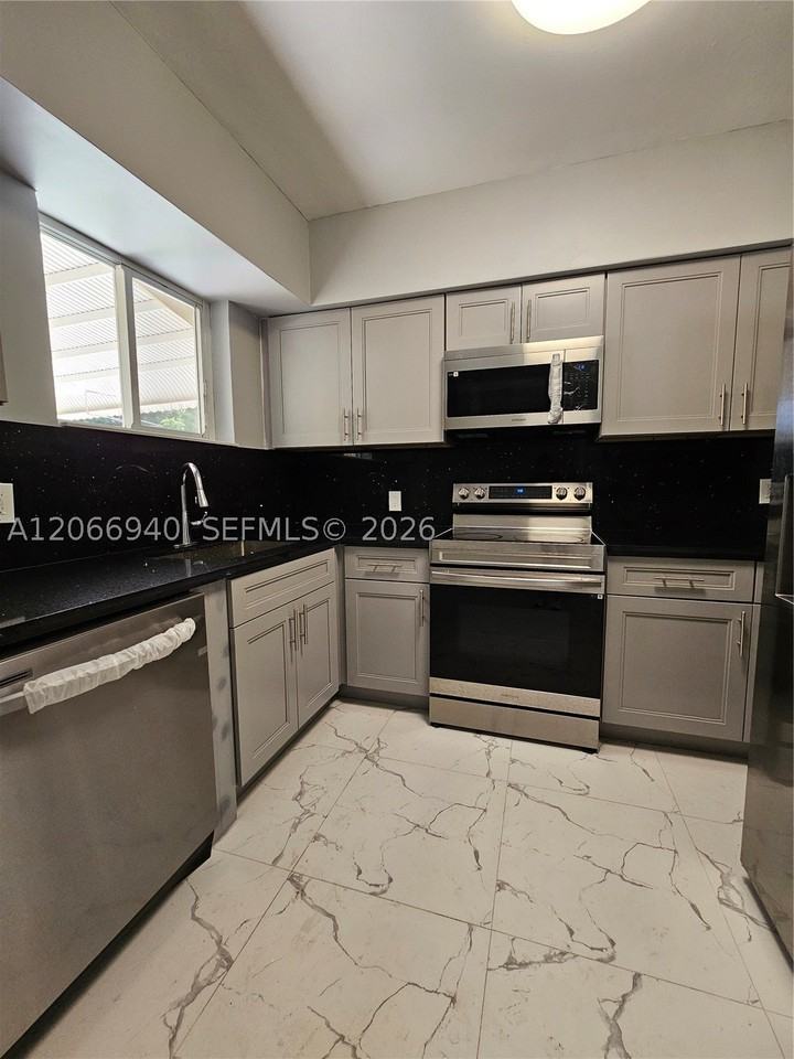 1929 Ne 176th St - Photo 6 of 19