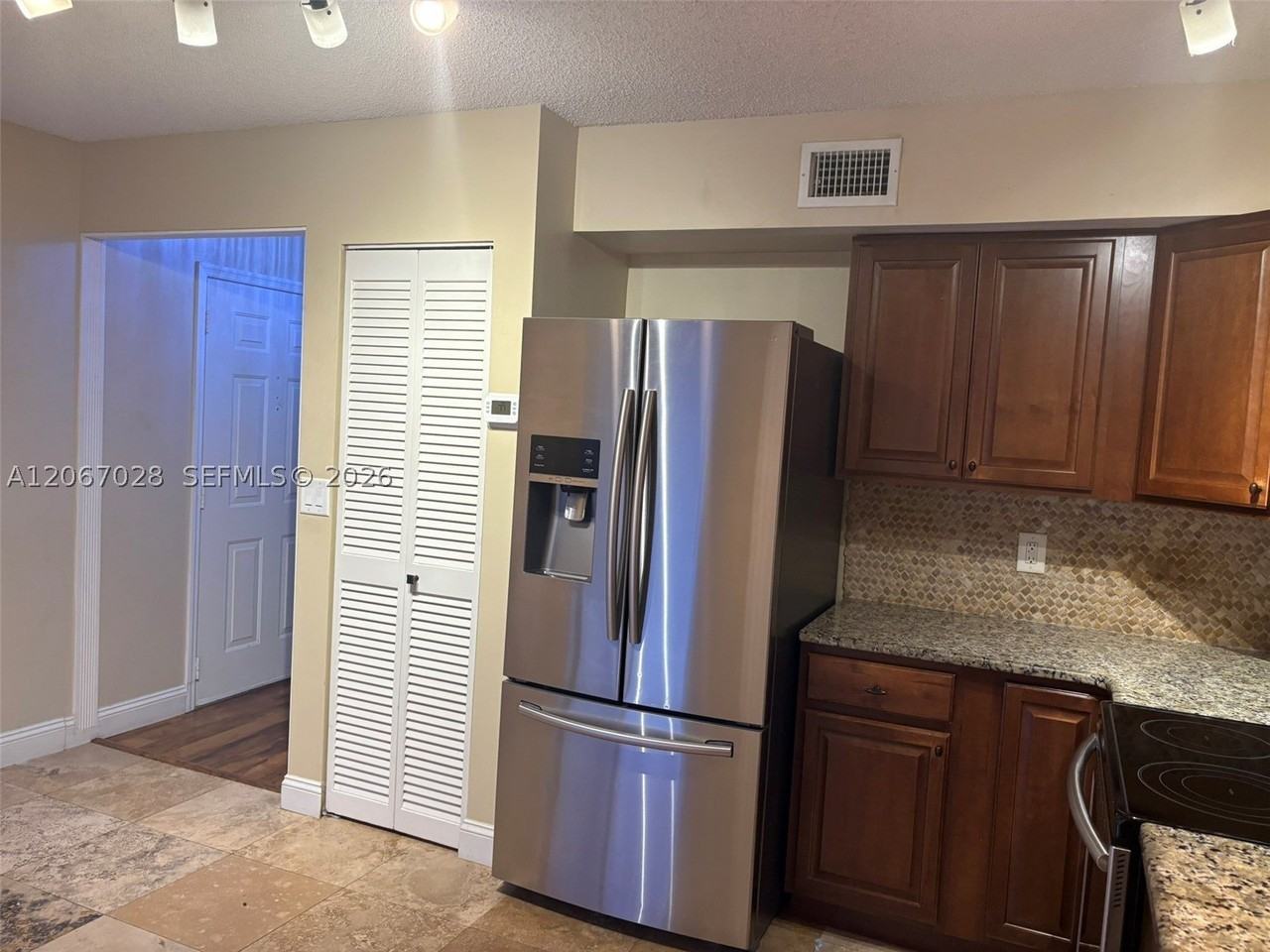 233 Se 11th Ave #233 - Photo 3 of 27