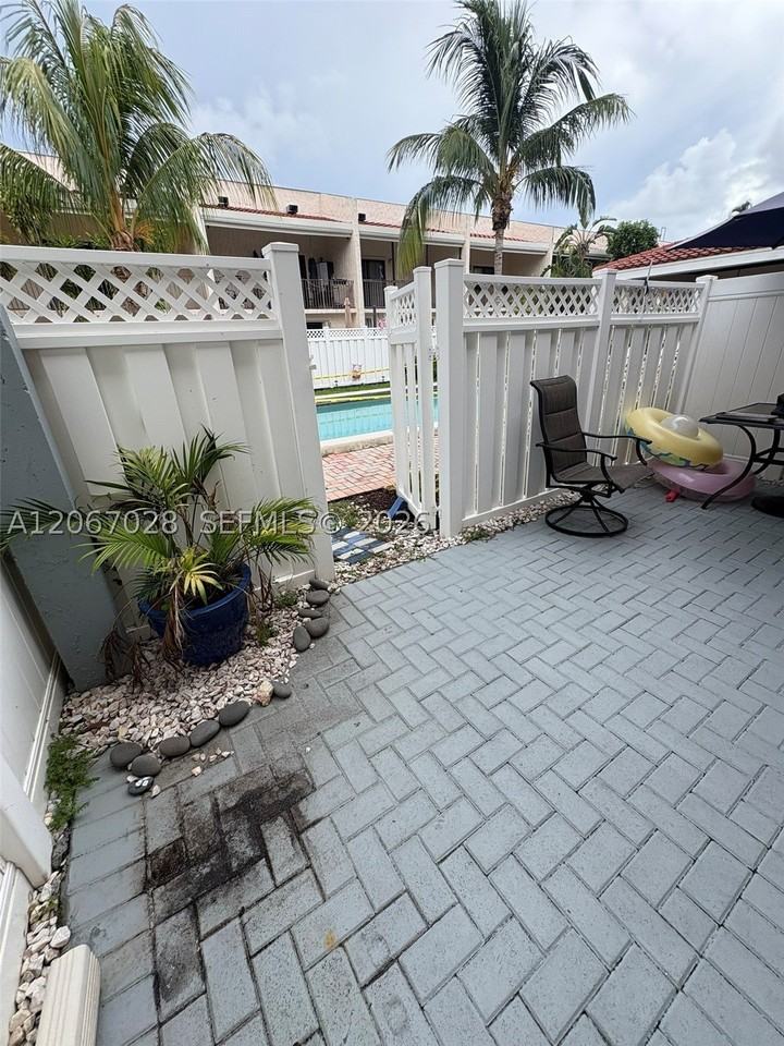 233 Se 11th Ave #233 - Photo 7 of 27