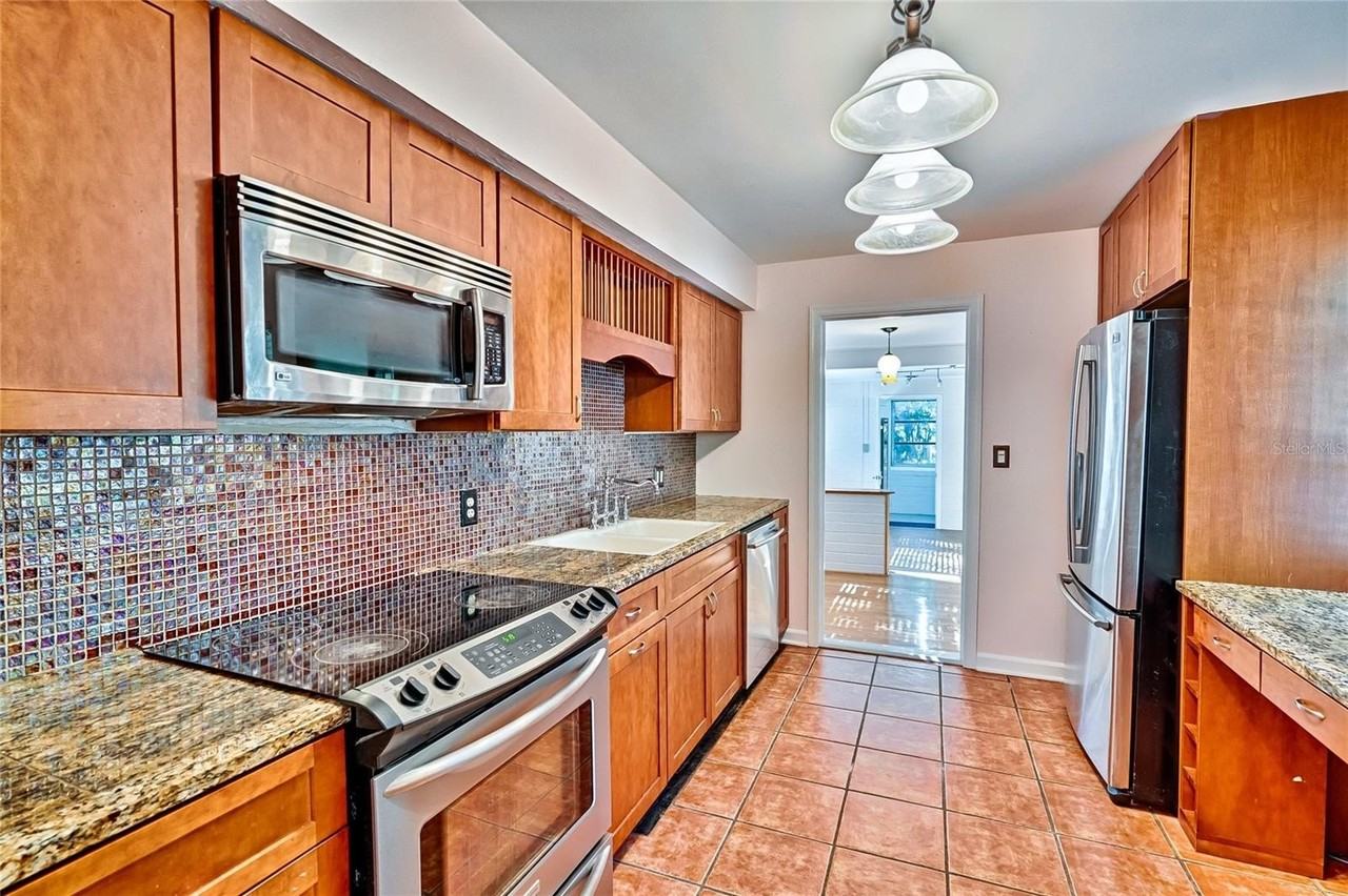 725 Nw 33rd Ave - Photo 5 of 25