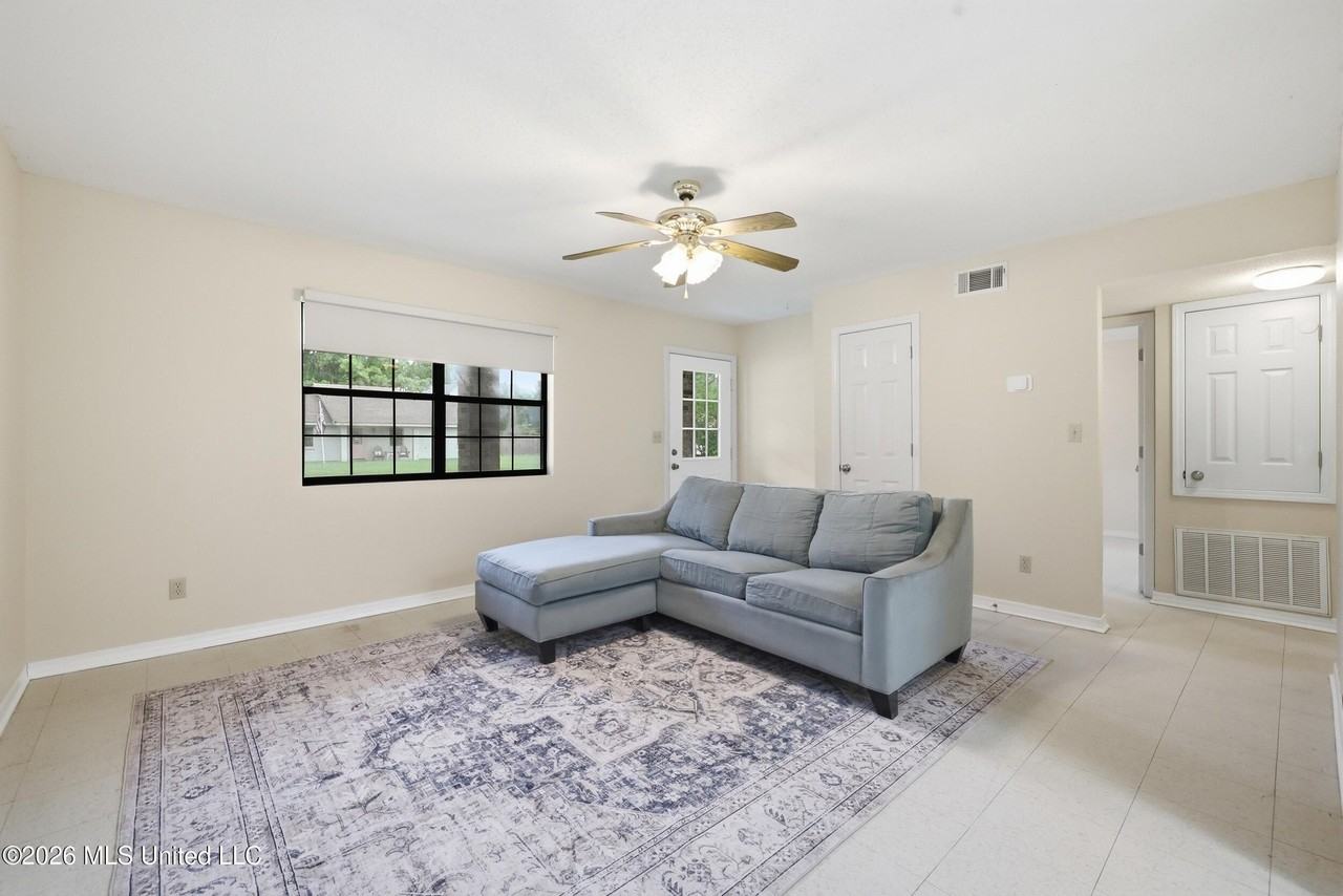815 Amar St - Photo 3 of 15