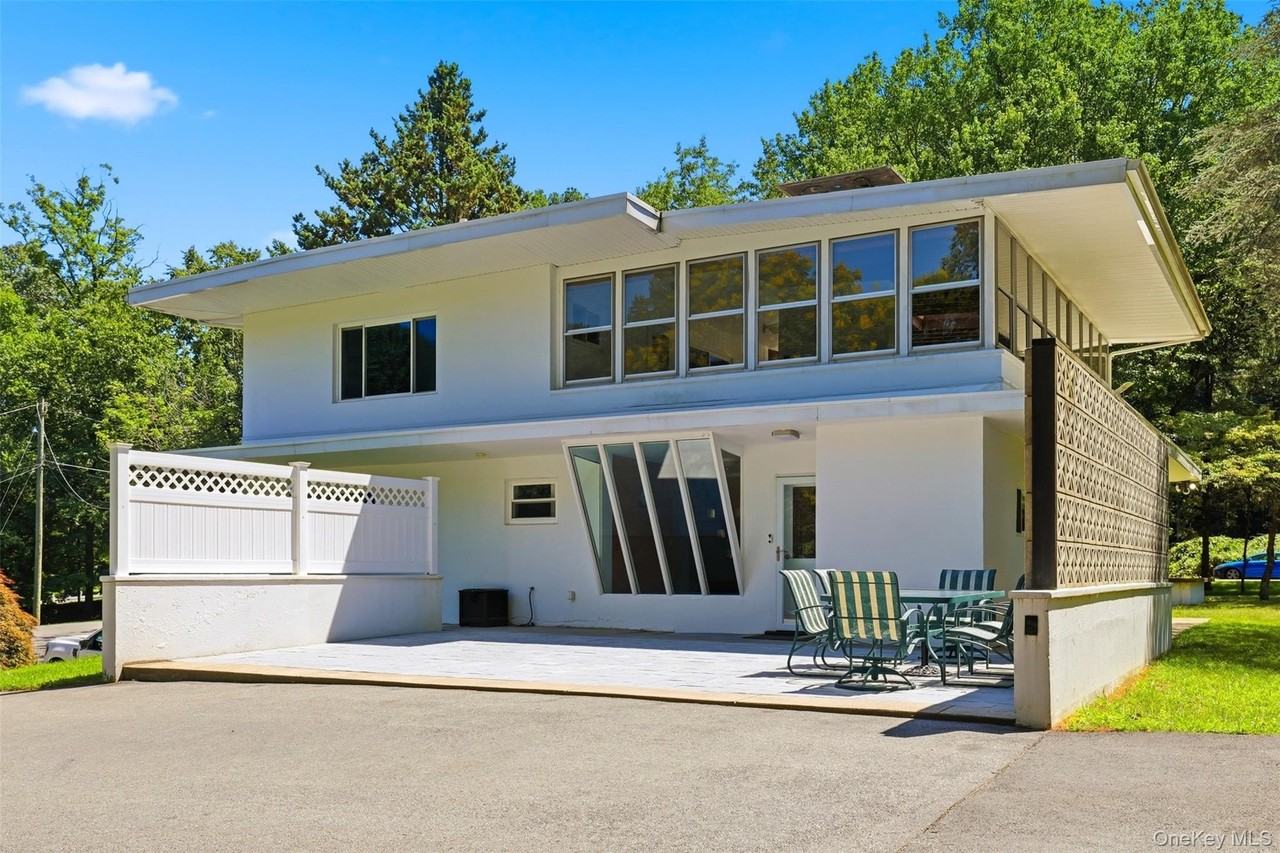 58 Carolyn Rd E - Photo 2 of 35