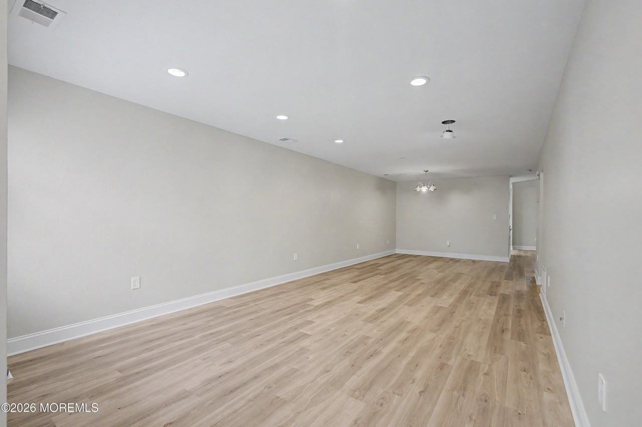 77 Picket Pl - Photo 3 of 29