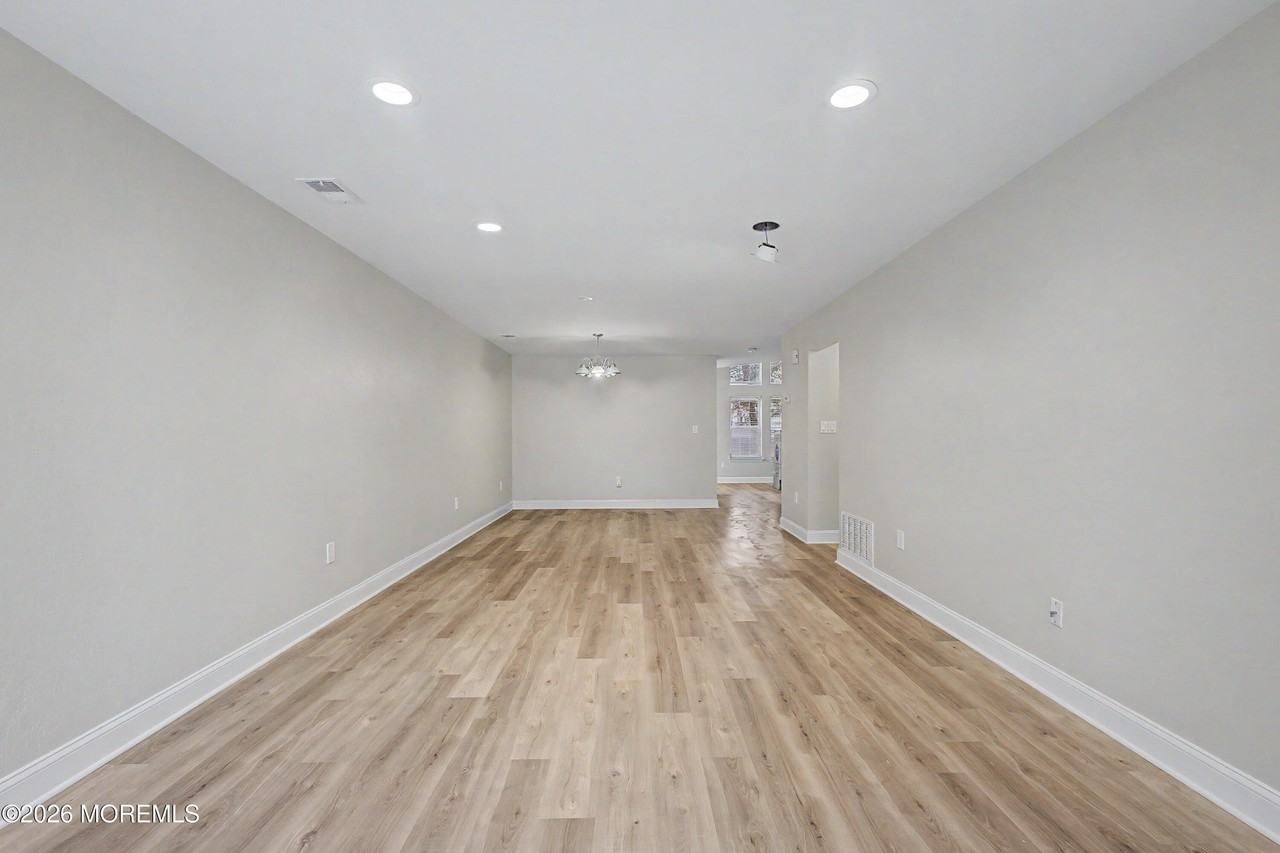 77 Picket Pl - Photo 4 of 29