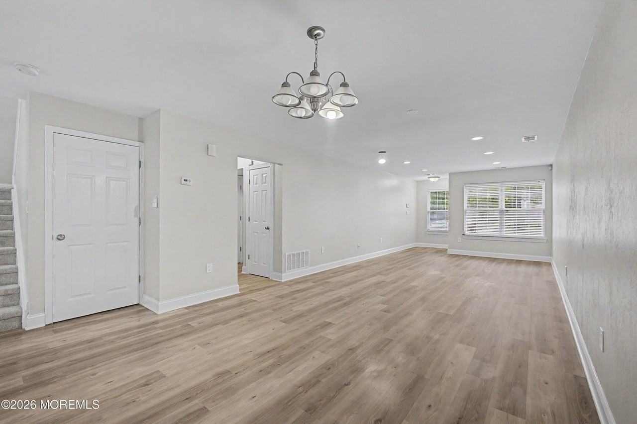 77 Picket Pl - Photo 5 of 29