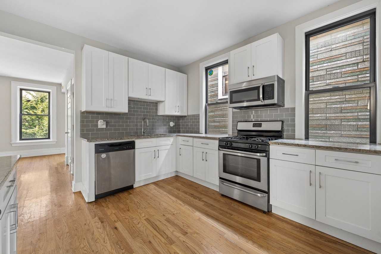 1363 W Walton St #2F - Photo 7 of 20