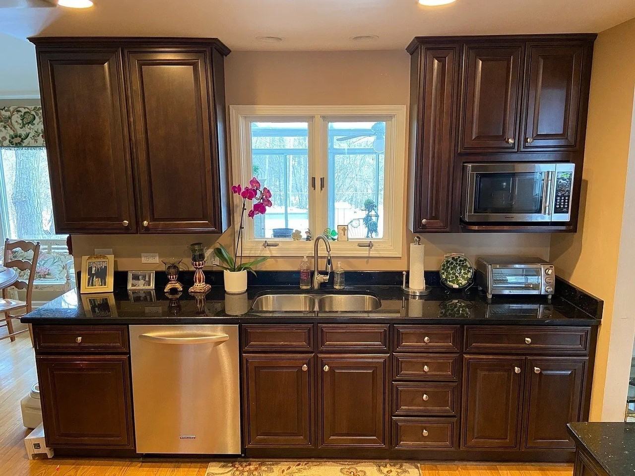 1073 W Elm St - Photo 2 of 18
