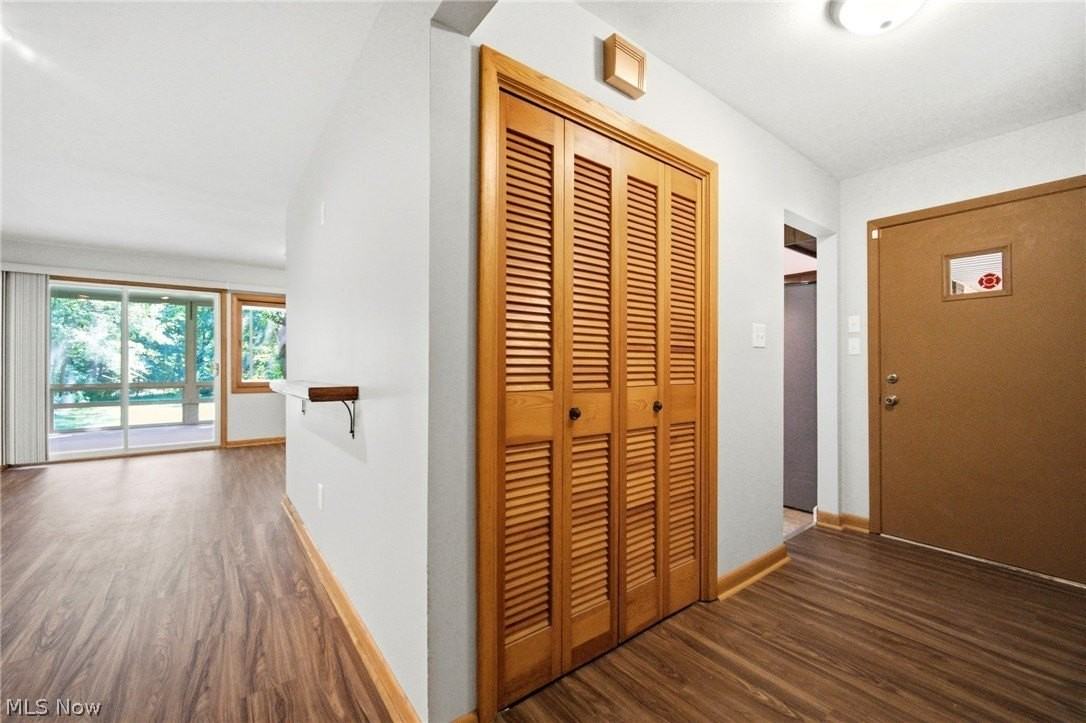 1097 Oak Tree Rd - Photo 4 of 32
