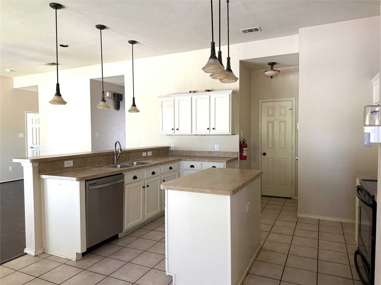 2406 Hillside Dr - Photo 3 of 15