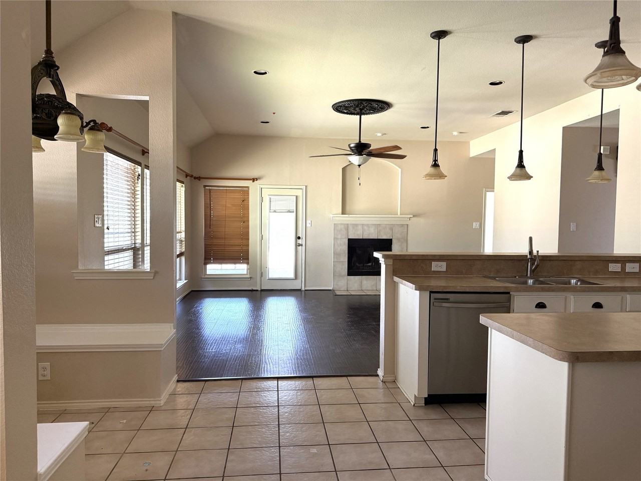 2406 Hillside Dr - Photo 4 of 15