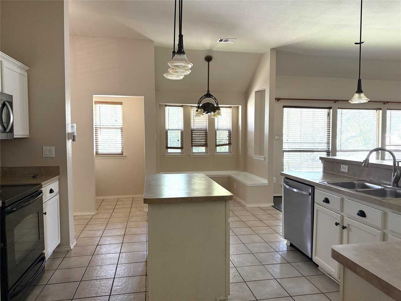 2406 Hillside Dr - Photo 5 of 15